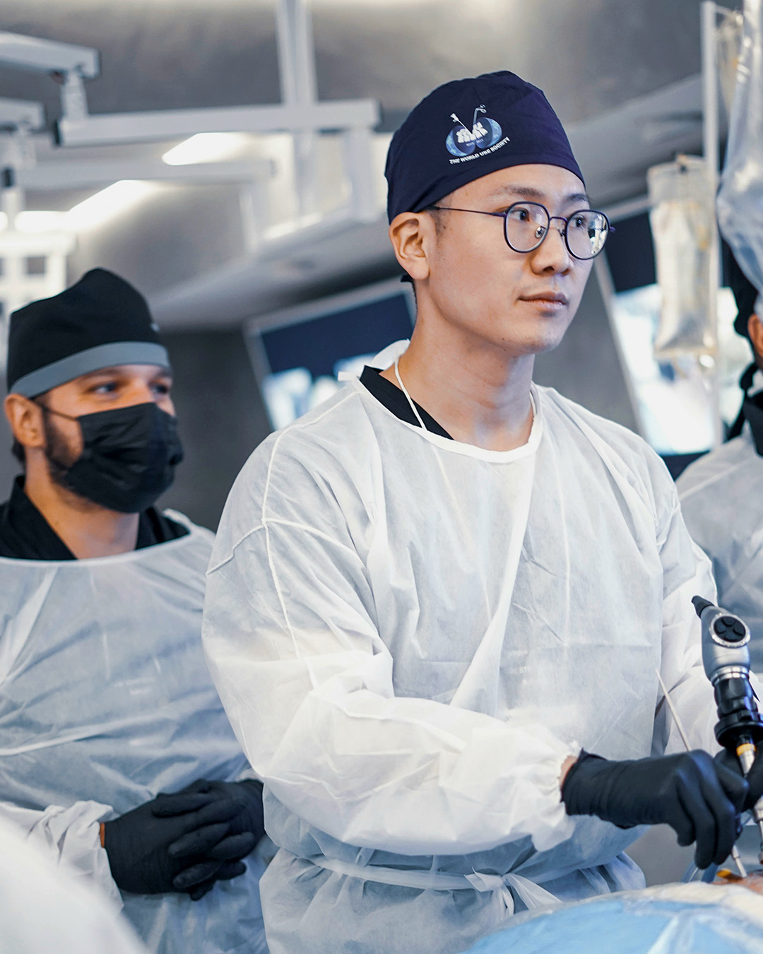 Dr. Michael Minsu Shu durante uma cirurgia endoscópica da coluna