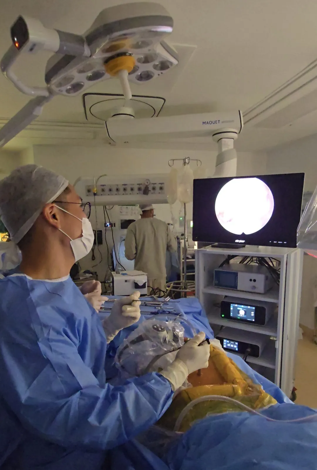 Cirurgia endoscópica da coluna: o cirurgião opera guiado pela imagem da câmera no monitor