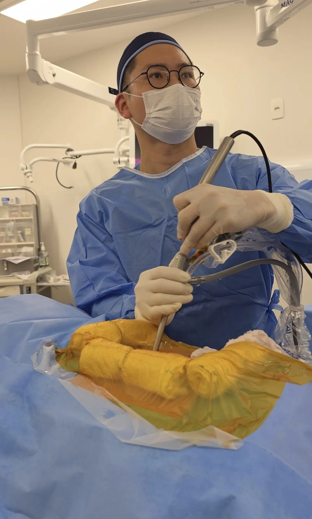 O Dr. Michael Minsu Shu durante uma cirurgia endoscópica da coluna