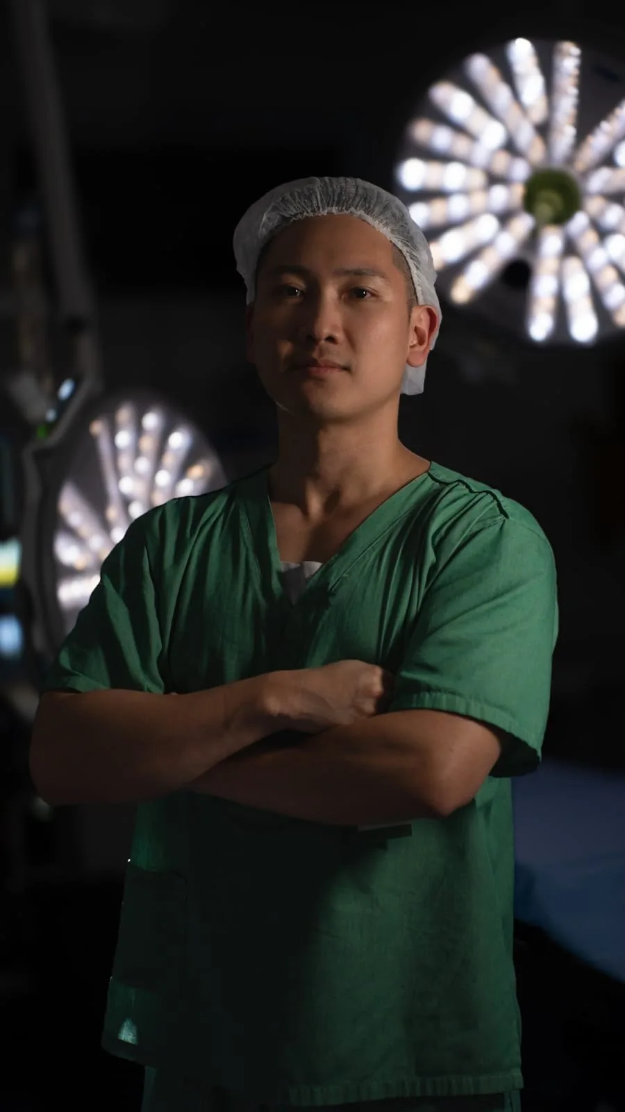 O Dr. Michael Minsu Shu no centro cirúrgico