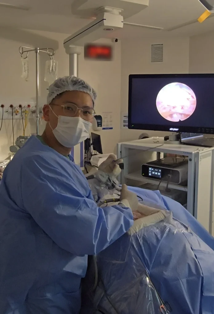O Dr. Michael Minsu Shu durante uma cirurgia endoscópica de estenose lombar
